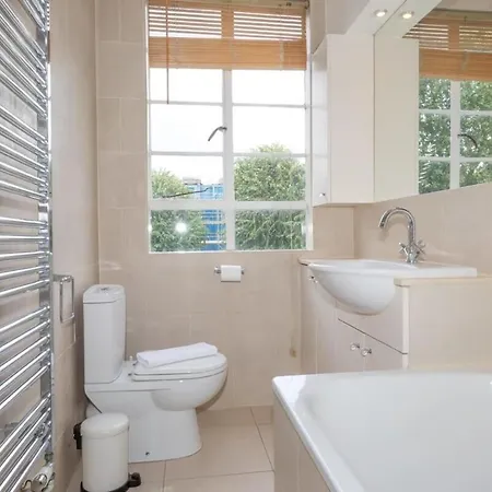 Bright & Spacious Top Floor Apartment In Chelsea Londen Buitenkant foto