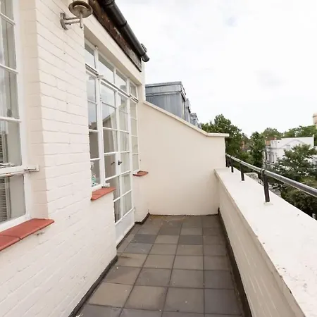Bright & Spacious Top Floor Apartment In Chelsea Londen Buitenkant foto