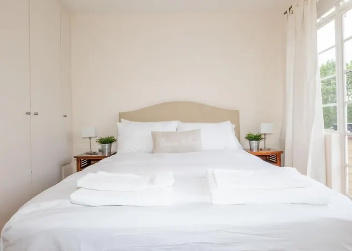 Bright & Spacious Top Floor Apartment In Chelsea