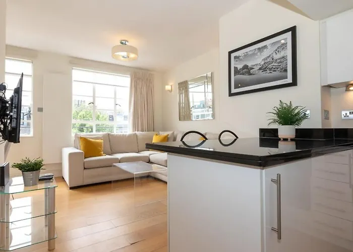 Bright & Spacious Top Floor Apartment In Chelsea